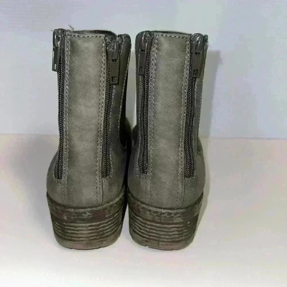 Maurice’s Smokey Grey Ankle Bootie with Zippers on the back. Women’s Size 7 1/2. - Picture 2 of 13
